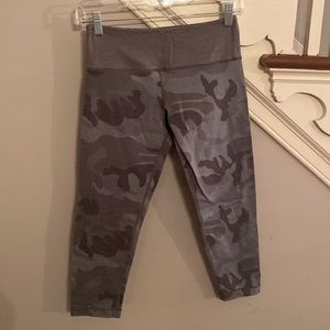 Vuori Cropped Camo Leggings - small - grey